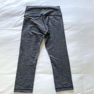Lululemon cropped leggings. color gray.size 8